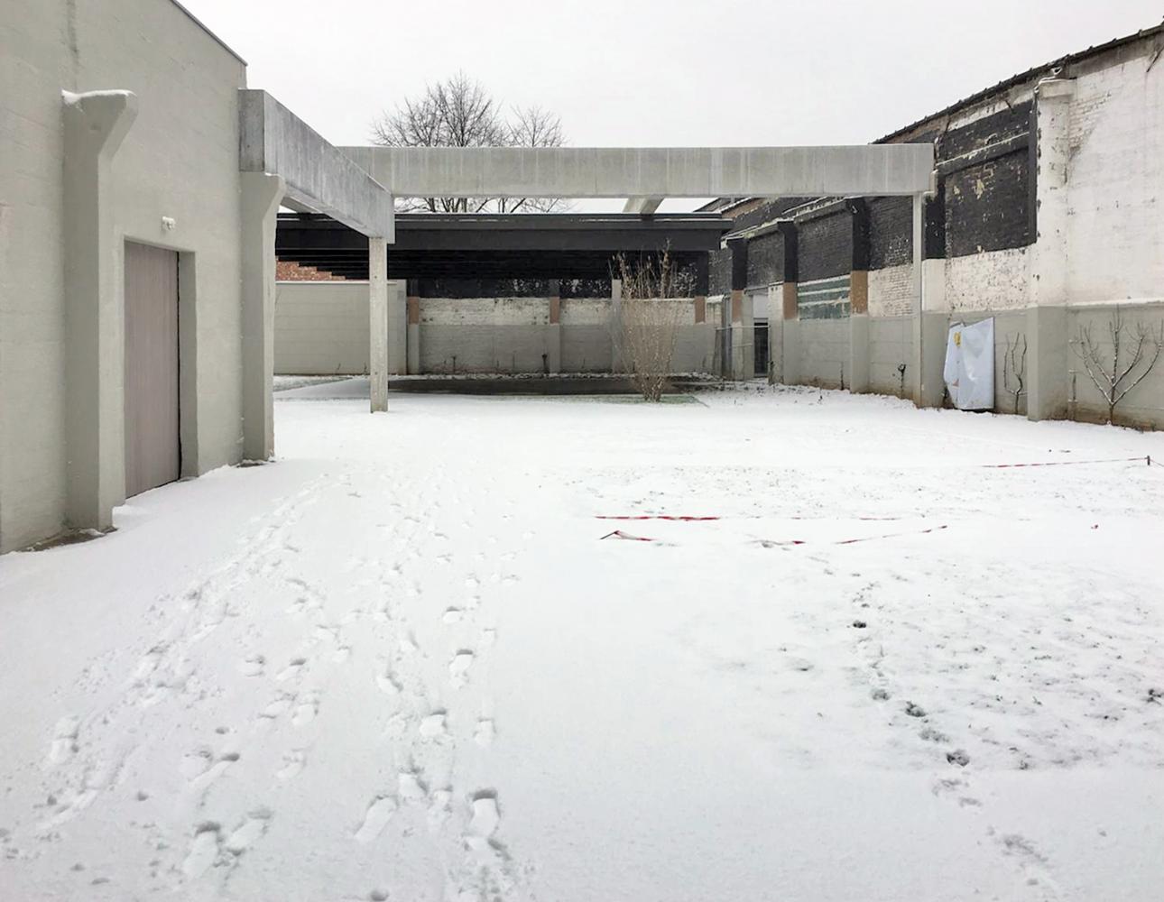 Croquis du site Standaert. Les poutres lamellées recouvriront le préau prévu sur le site (en haut à gauche sur le croquis).