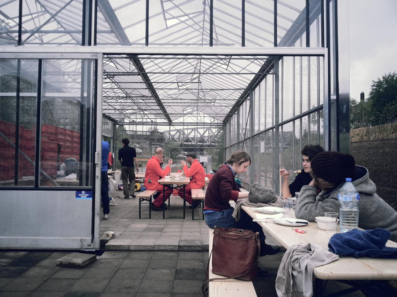 Plaatsing betonklinkers door vrijwilligers