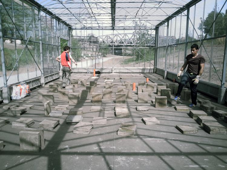 Plaatsing betonklinkers door vrijwilligers 