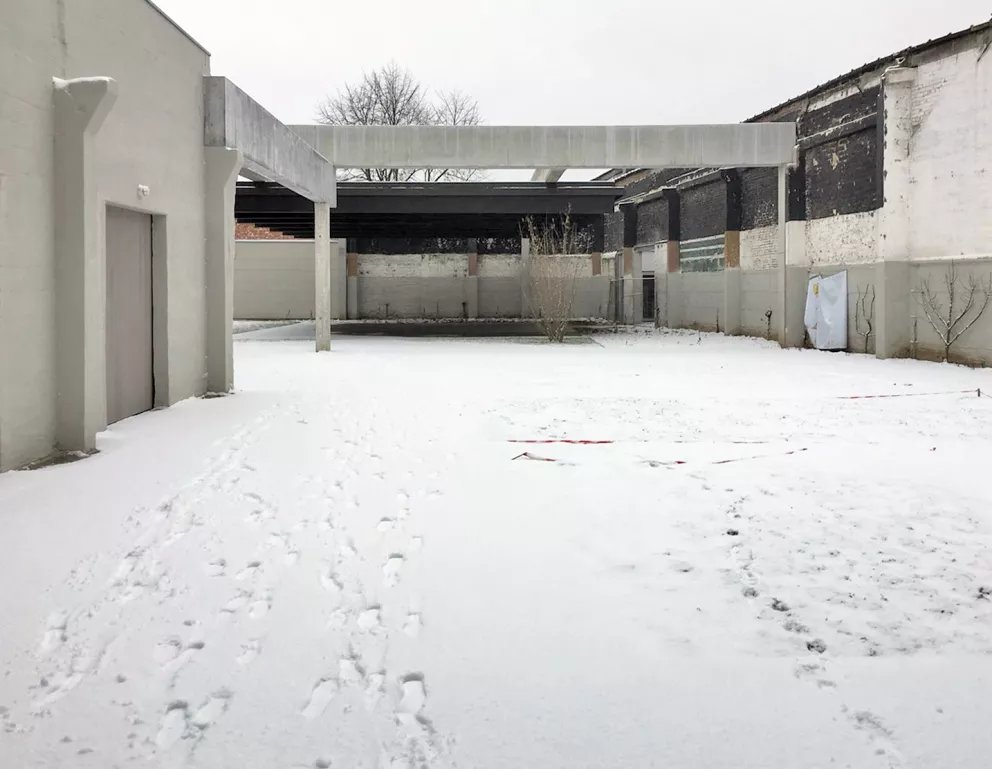 Croquis du site Standaert. Les poutres lamellées recouvriront le préau prévu sur le site (en haut à gauche sur le croquis).