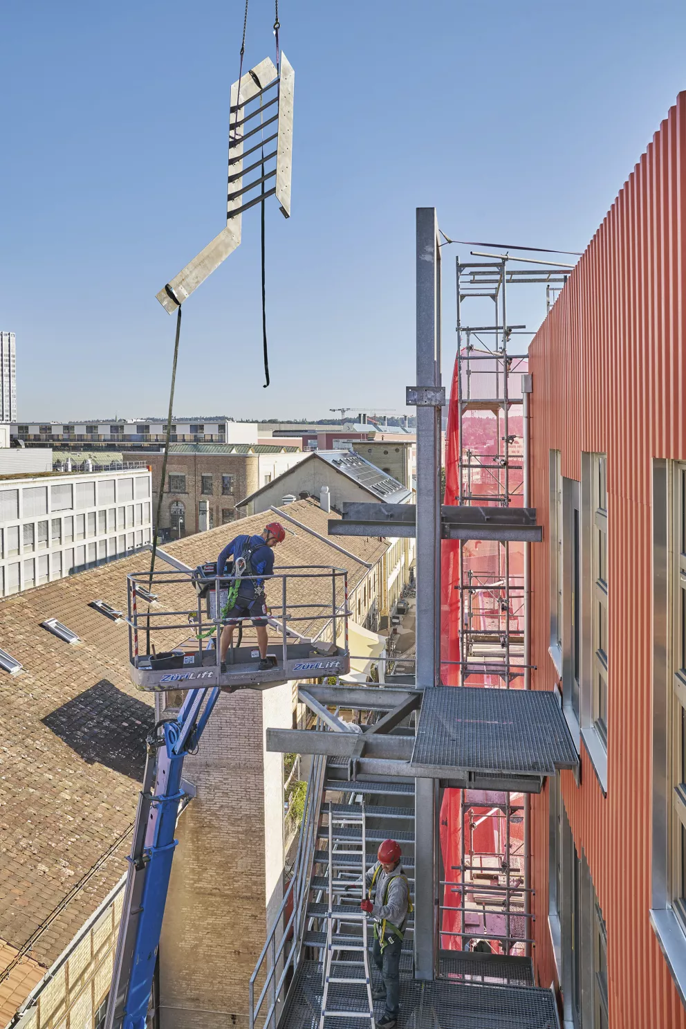 Installation d'un escalier extérieur en acier de réemploi