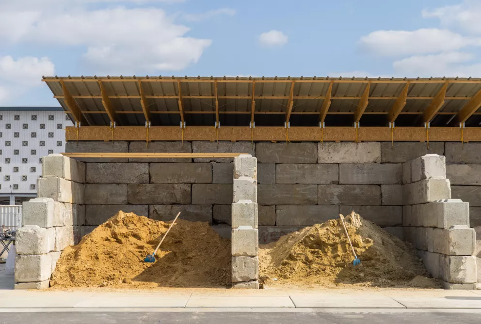 Hergebruik betonblokken en -platen in de productiehal van BC materials